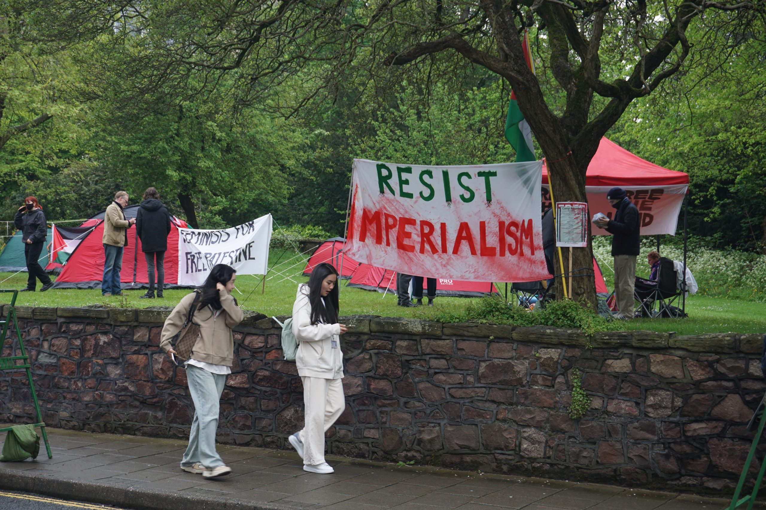 En Bristol, un grupo de protesta estudiantil ha montado siete tiendas de campaña en un césped rodeado de edificios universitarios