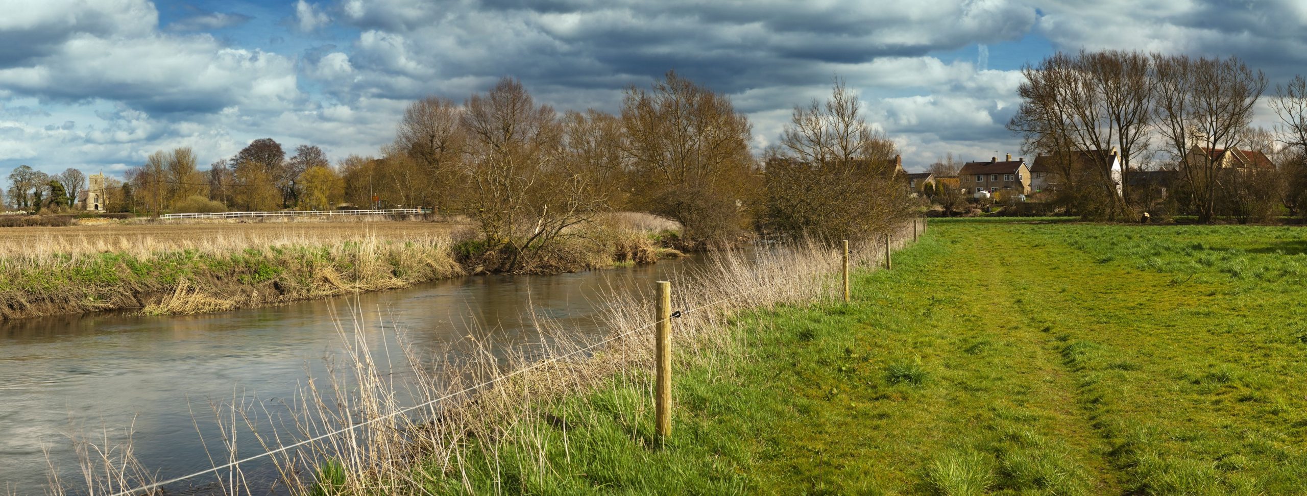 El Támesis corre junto al pueblo de Castle Eaton en Wiltshire, donde Laing pasó su infancia temprana