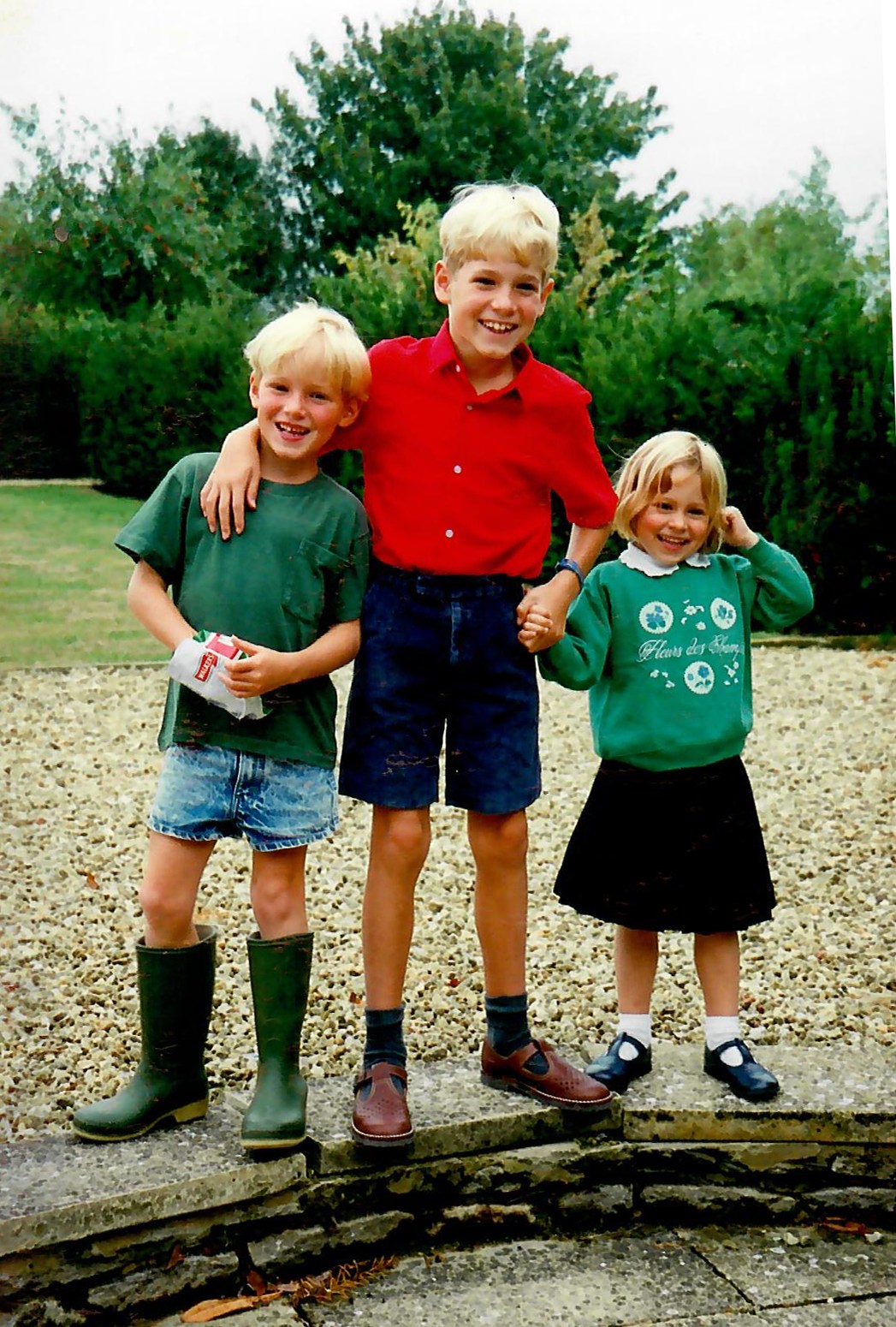 Laing de niño con su hermano mayor, Alexander, y su hermana menor, Emily