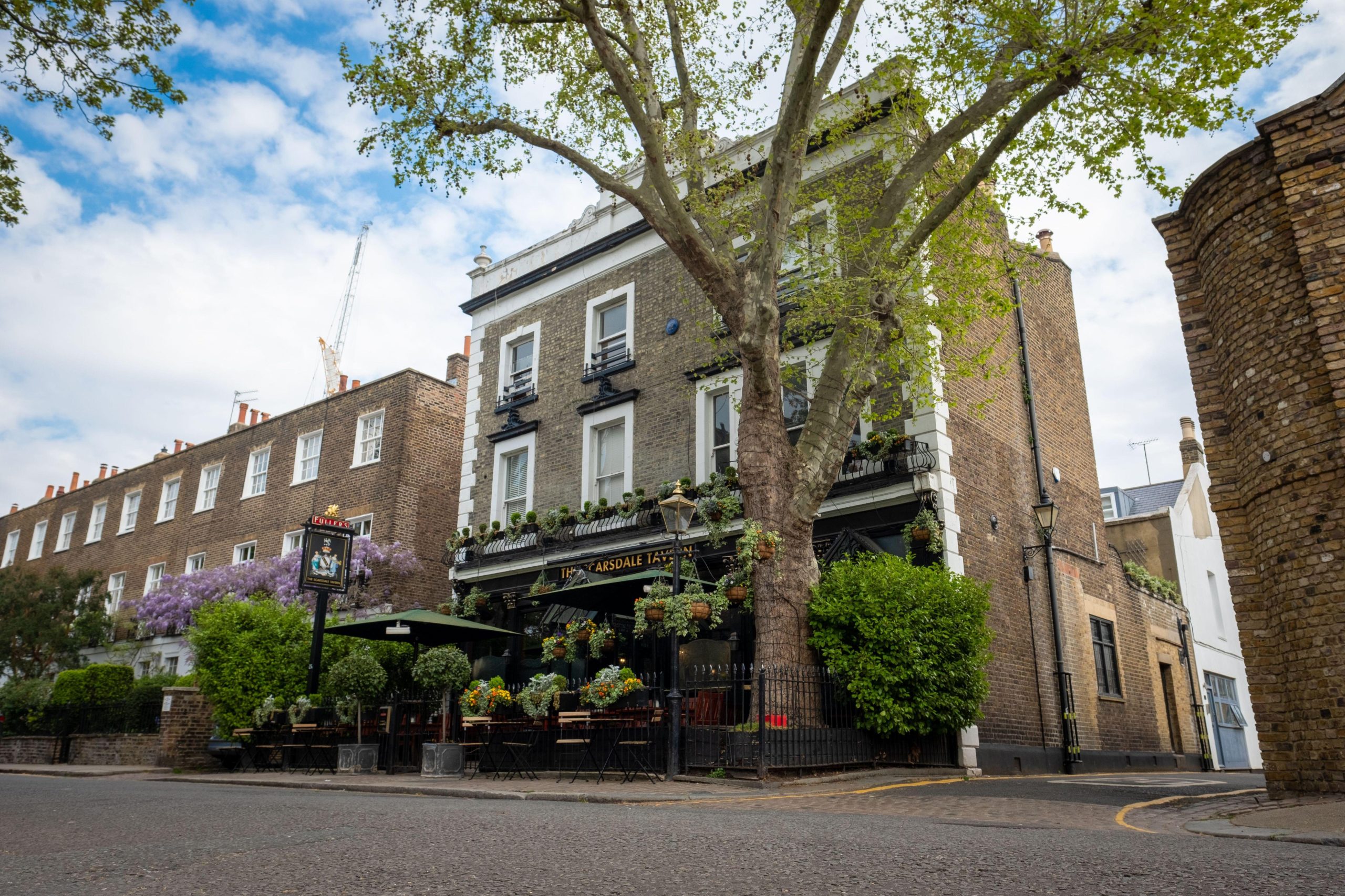 Después de que sus padres se divorciaron, la madre de Laing se mudó a una casa frente a la taberna Scarsdale, cerca de Kensington High Street